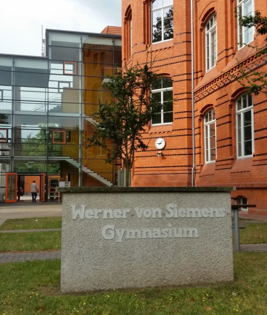 Blick von außen auf das Schulgebäude des Werner von Siemens Gymnasiums in Magdeburg