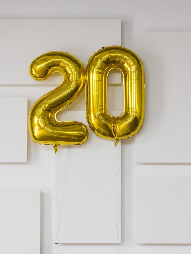 Ein goldener Luftballon in Form einer 20.