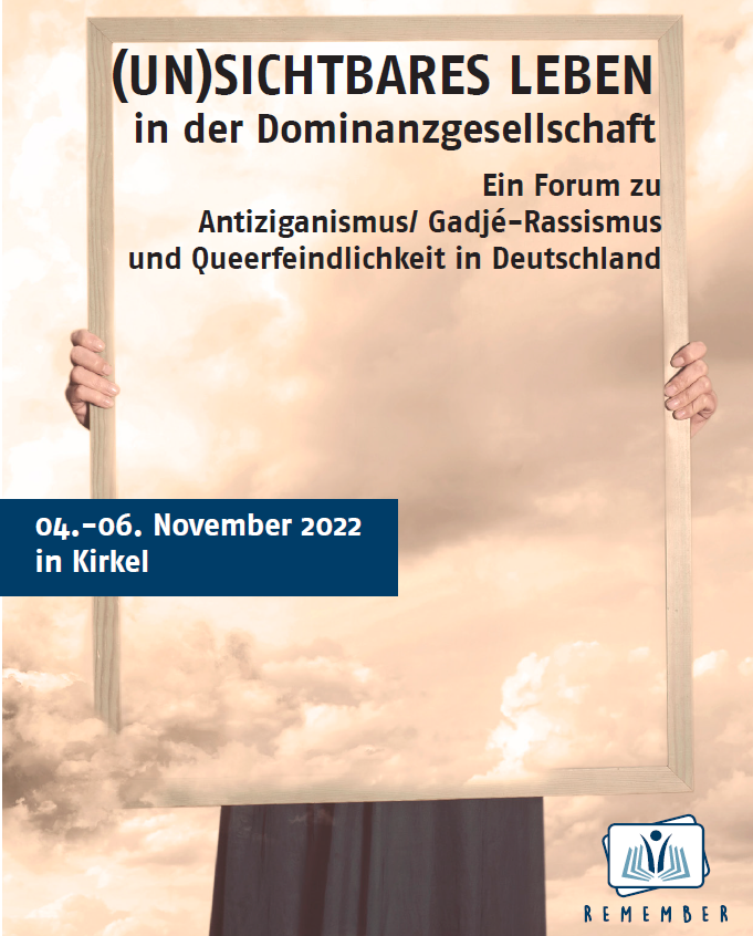 Jemand halt eine Scheibe in der Hand vor Wolken. Auf der Scheibe steht (Un)sichtbares Leben in der Dominanzgesellschaft