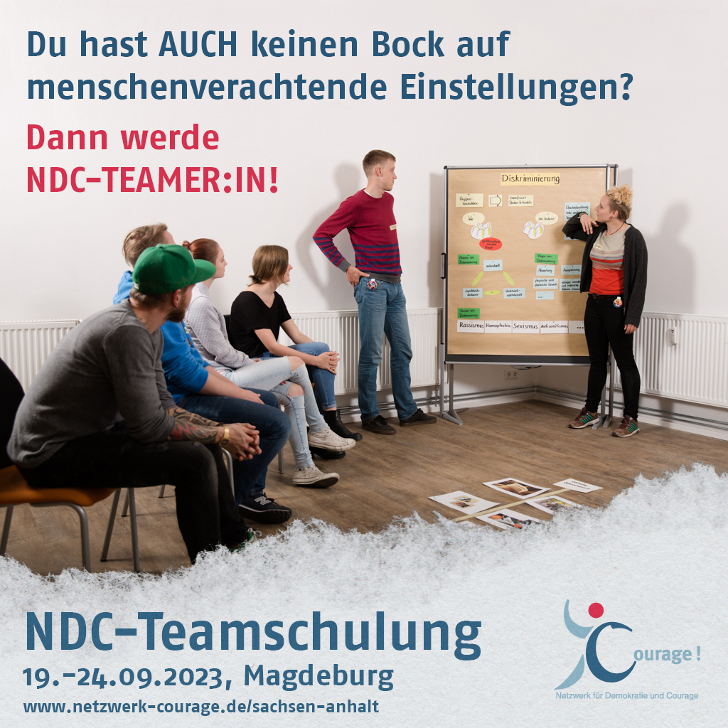 Vier Menschen sitzen auf Stühlen und schauen zu, wie zwei Menschen vor einer Pinnwand stehen und etwas erklären. Auf dem Bild steht: Du hast auch keinen Bock auf menschenverachtende Einstellungen? Dann werde NDC-Teamer:in! NDC-Teamschulung 19. bis 24. September 2023 in Magdeburg