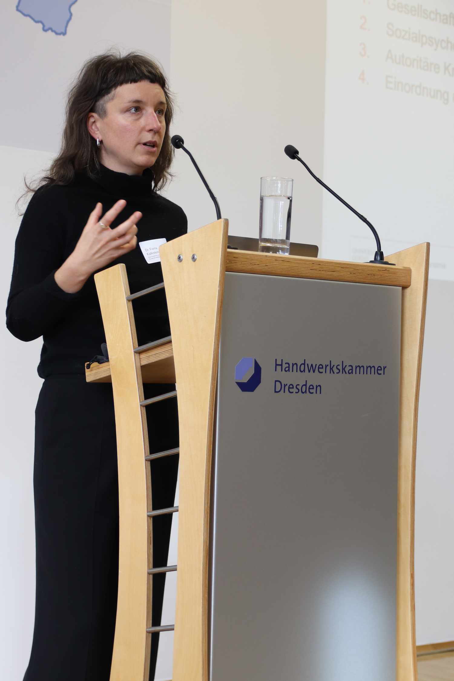 Dr. Fiona Kalkstein vom Else-Frenkel-Brunswik-Institut für Demokratieforschung in Sachsen (EFBI) beim 5. Fachtag des NDC-Projektes „Sozialkompetenz für die Arbeitswelt“ (SKA) am 14. November 2023 in Dresden. (Foto: NDC Sachsen)