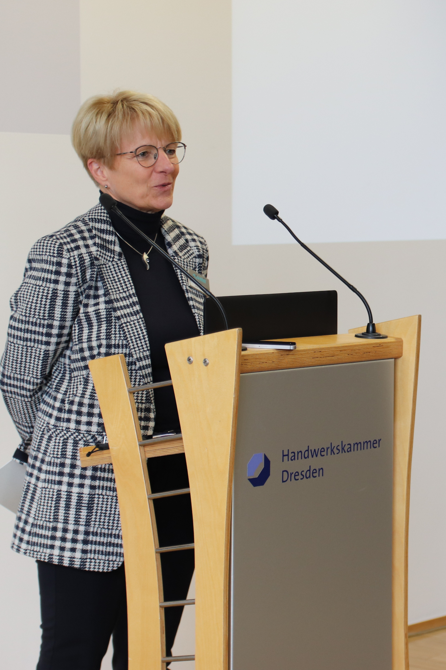 Anke Kaschner, Handwerkskammer Dresden beim 5. Fachtag des NDC-Projektes „Sozialkompetenz für die Arbeitswelt“ (SKA) am 14. November 2023 in Dresden. (Foto: NDC Sachsen)