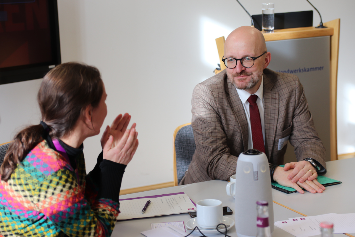Thomas Kralinski, Staatssekretär, Sächsisches Staatsministerium für Wirtschaft, Arbeit und Verkehr beim 5. Fachtag des NDC-Projektes „Sozialkompetenz für die Arbeitswelt“ (SKA) am 14. November 2023 in Dresden. (Foto: NDC Sachsen)