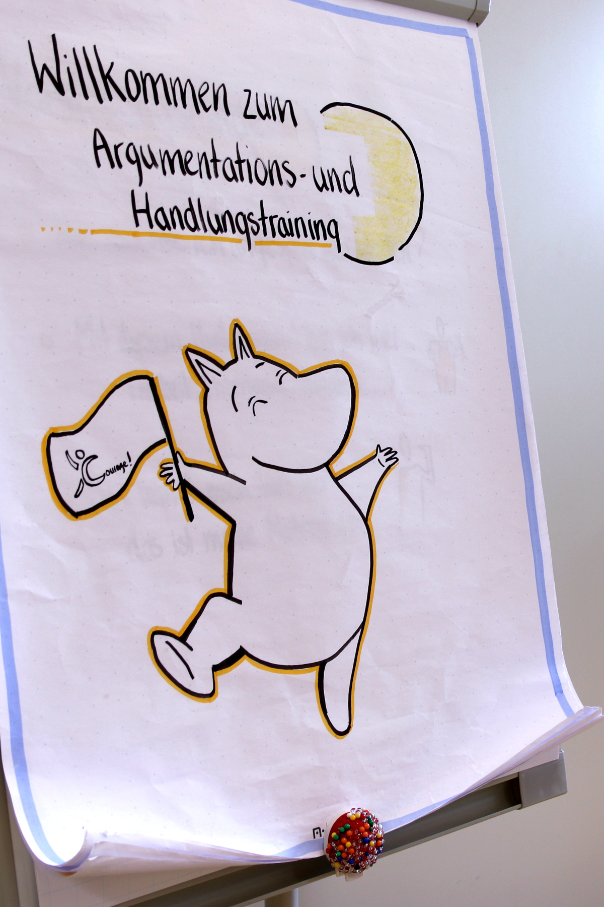 Flipchart mit der Aufschrift "Willkommen zum Argumentations- und Handlungstraining"