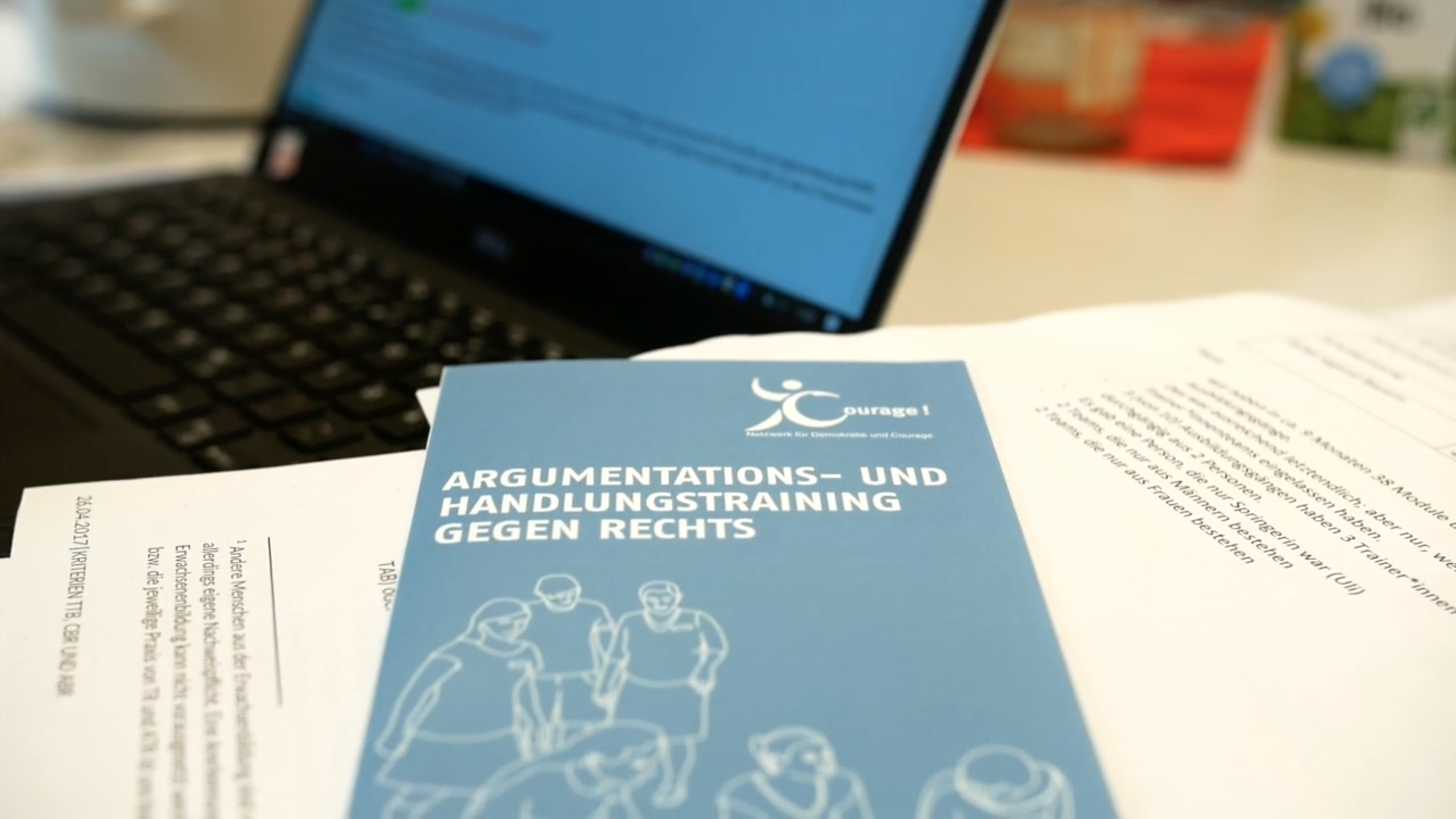 Arguflyer und Laptop im Hintergrund