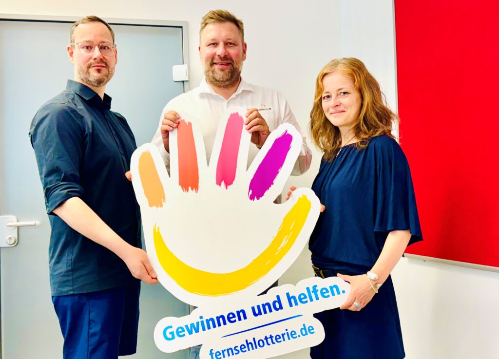 Michael Drefahl, Stephan Masch und Andrea Erbe bei der symbolischen Übergabe der Fördermittel der Deutschen Fernsehlotterie in Dresden (1)