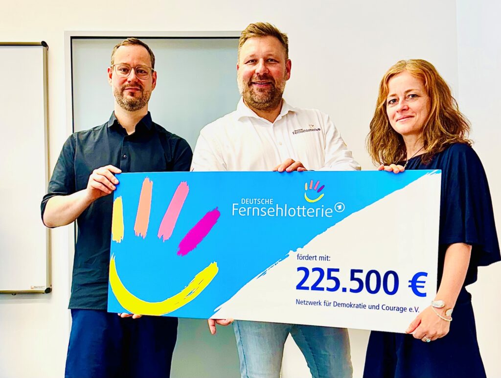 Michael Drefahl, Stephan Masch und Andrea Erbe bei der symbolischen Übergabe der Fördermittel der Deutschen Fernsehlotterie in Dresden (2)