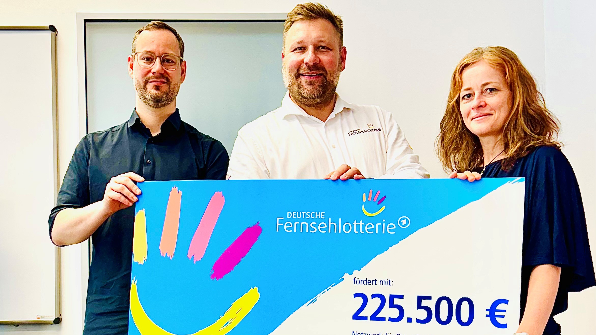 Michael Drefahl, Stephan Masch und Andrea Erbe bei der symbolischen Übergabe der Fördermittel der Deutschen Fernsehlotterie in Dresden (2)