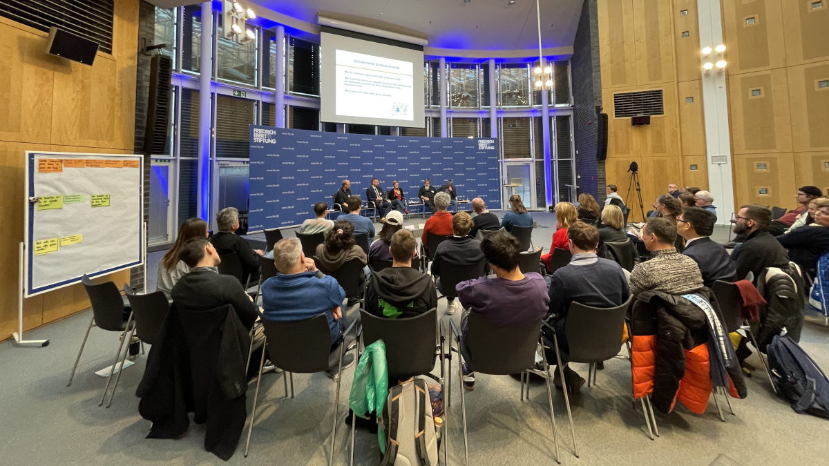 Podiumsdiskussion und Publikum auf dem Vernetzungstreffen für NDC-Ehemalige und -Supporter_innen 2024