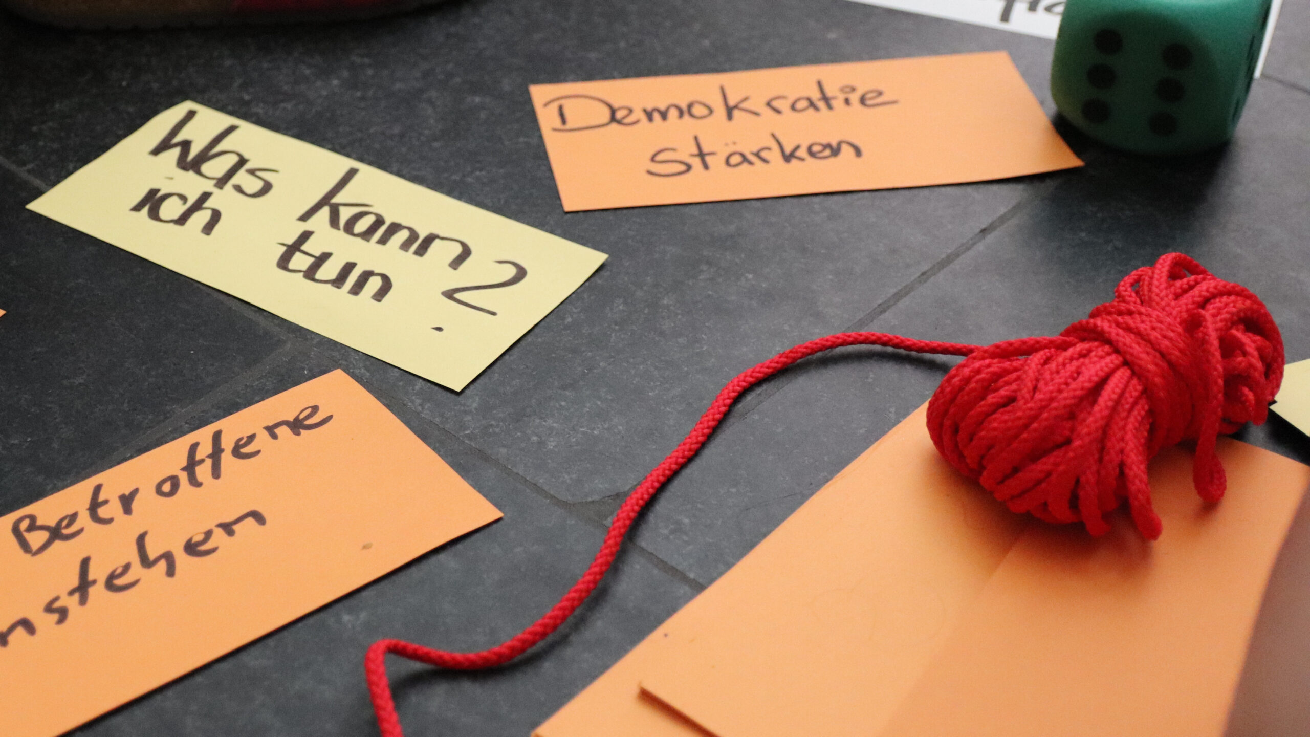 Moderationskarten und ein Seil liegen auf dem Boden