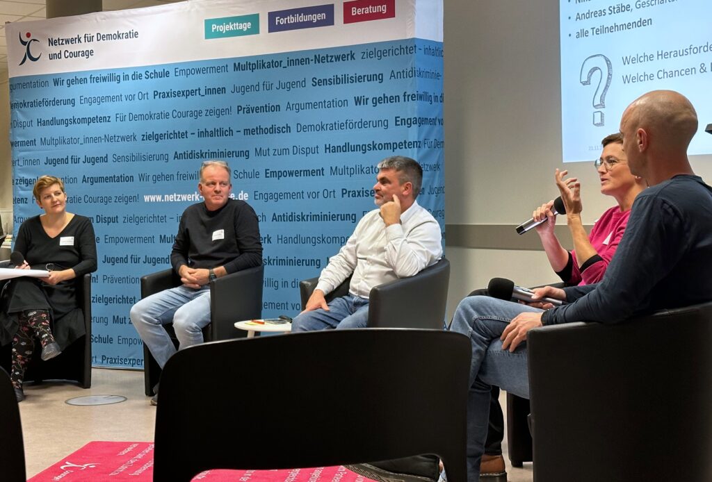 Podium auf dem NDC-Vernetzungstreffen am 21.11.2025 in Berlin