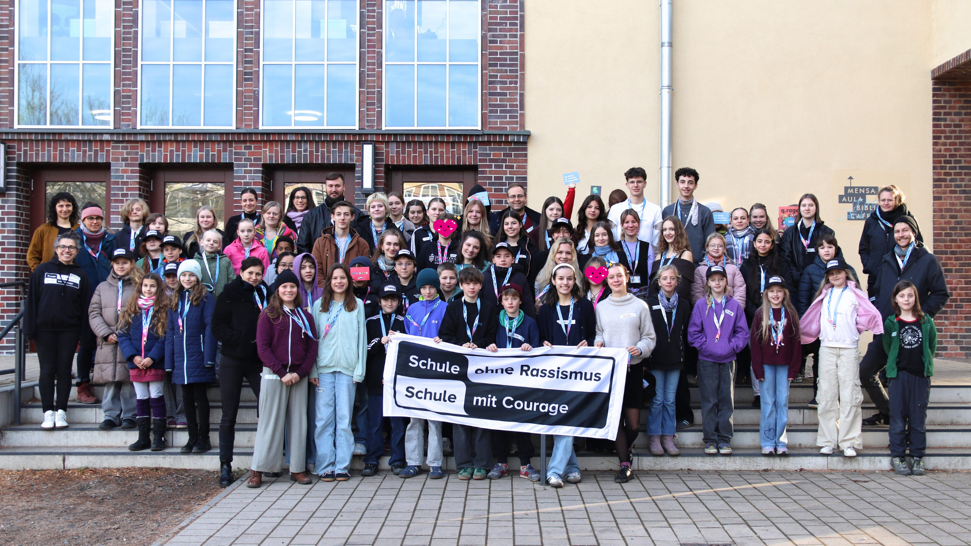 Impression SoR-Regionaltreffen Leipzig 2025: Gruppenfoto vor dem Gebäude mit Banner