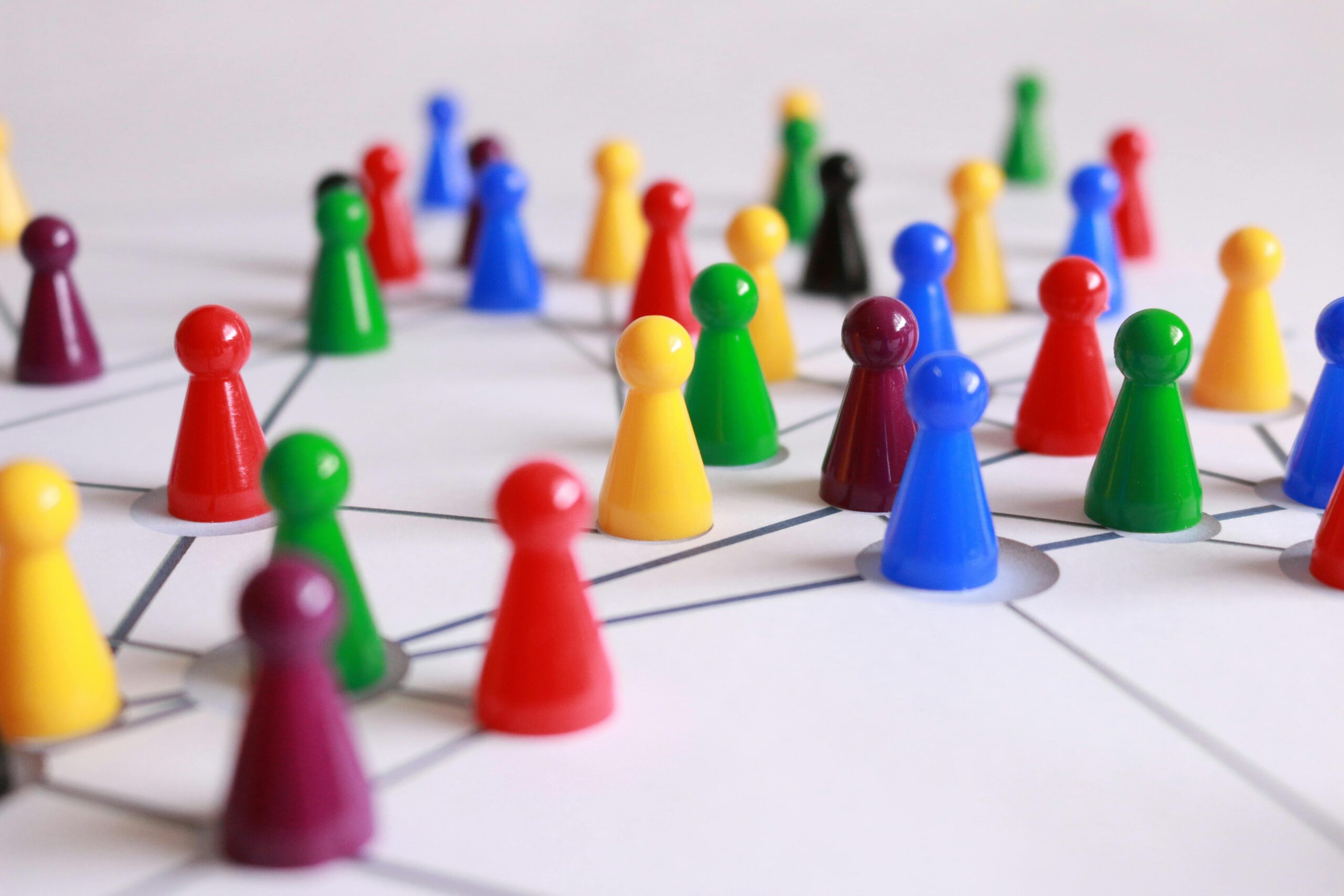Spielfiguren verbunden mit Linien