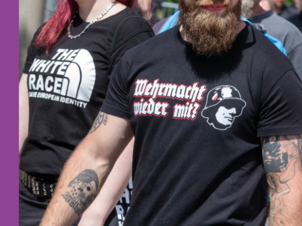2 Personen der Extremen Rechten mit Tattoos und T-Shirt-Aufschriften