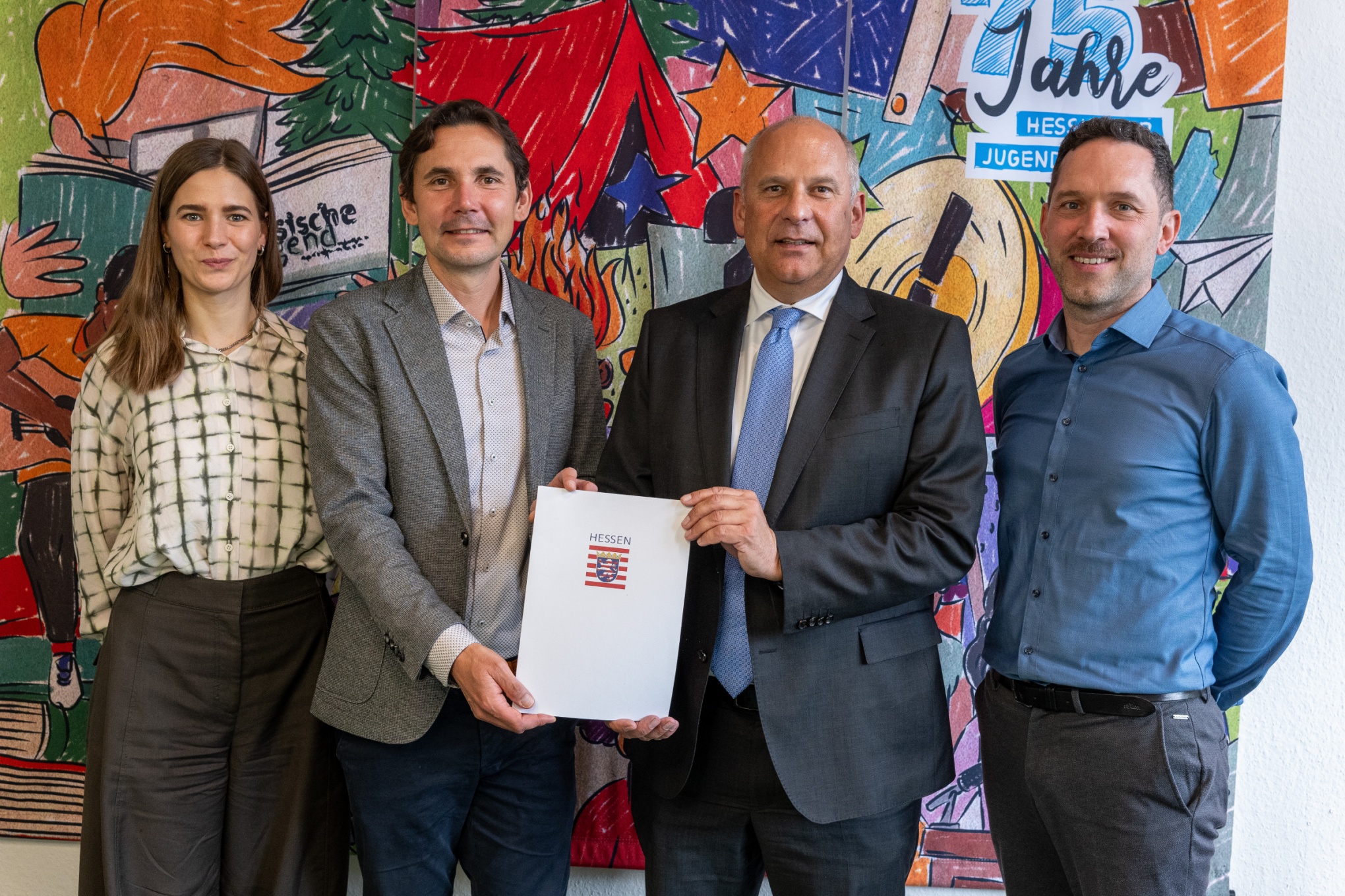 Innenminister Roman Poseck übergibt zwei Förderbescheide an den Vorsitzenden des Hessischen Jugendrings, Mario Machalett