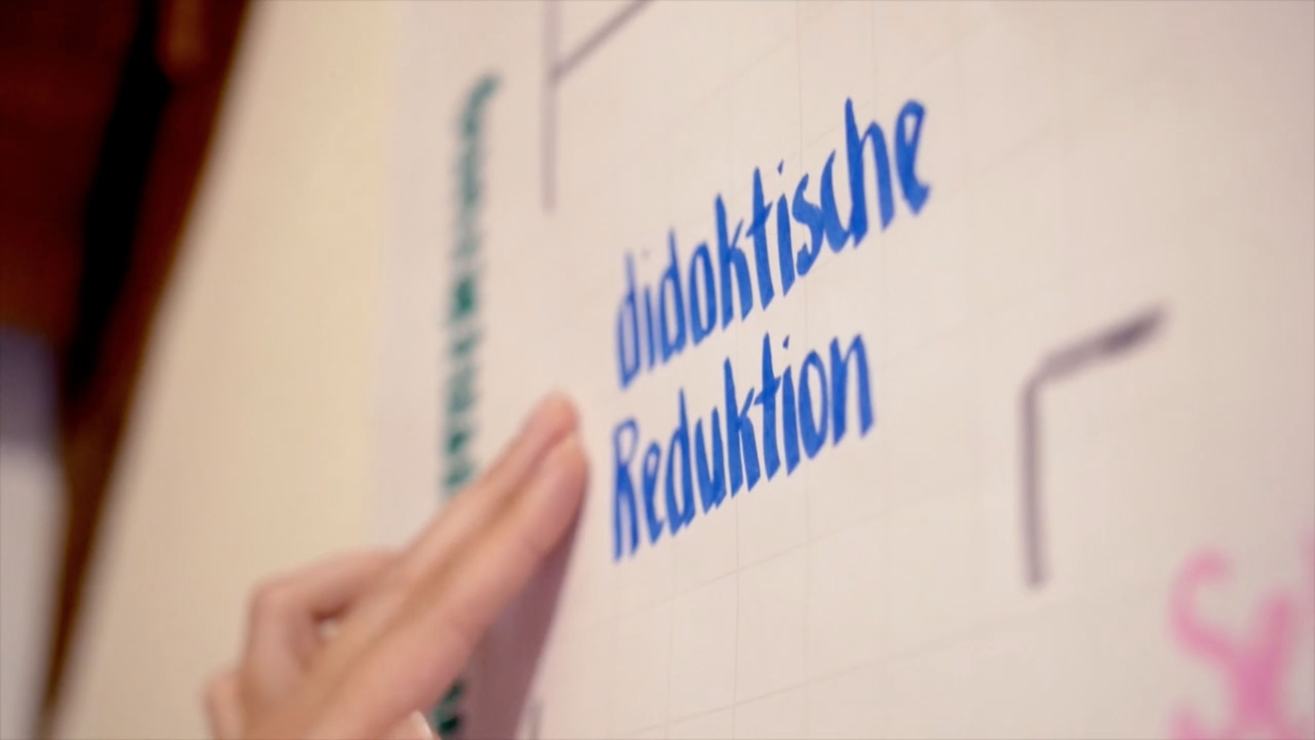 Fingerzeig auf "Didaktische Reduktion" auf einem Flipchartpapier