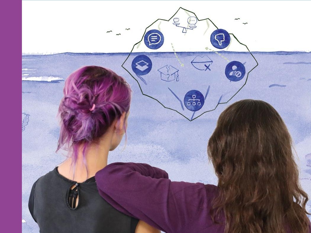 Zwei Menschen schauen sich eine Grafik an, die einen Eisberg mit Symbolen darstellt